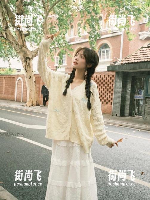 捧着手机看吃瓜网app下载，怎么感觉越下载越上瘾？