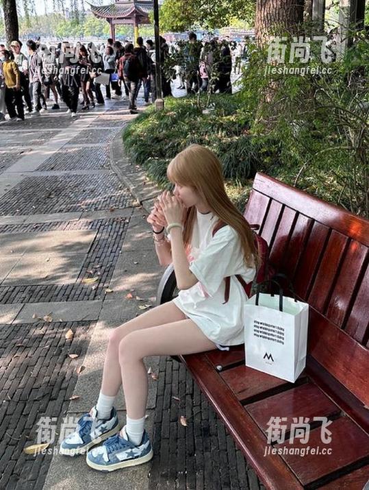 吃瓜论坛官网：跟着我一起“咔嚓咔嚓”瓜子，表情包齐上阵！