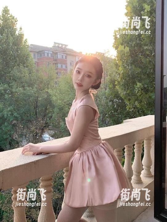 等不及了？扒哥黑料网站亲密直达网友闲聊的秘密花园！
